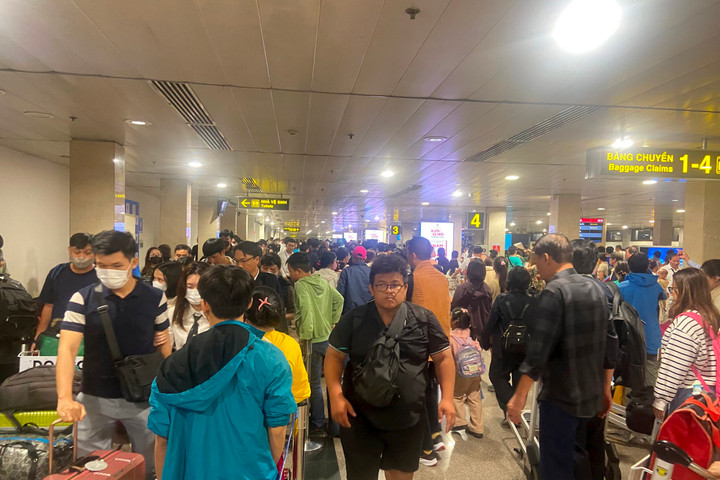 Sân bay Tân Sơn Nhất tiếp tục thiết lập kỷ lục mới về lượng khách dịp cao điểm Tết