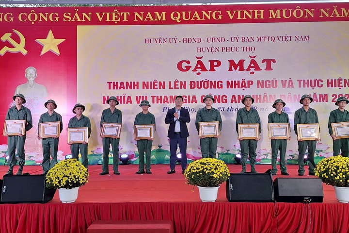 Huyện Phúc Thọ gặp mặt tân binh lên đường nhập ngũ