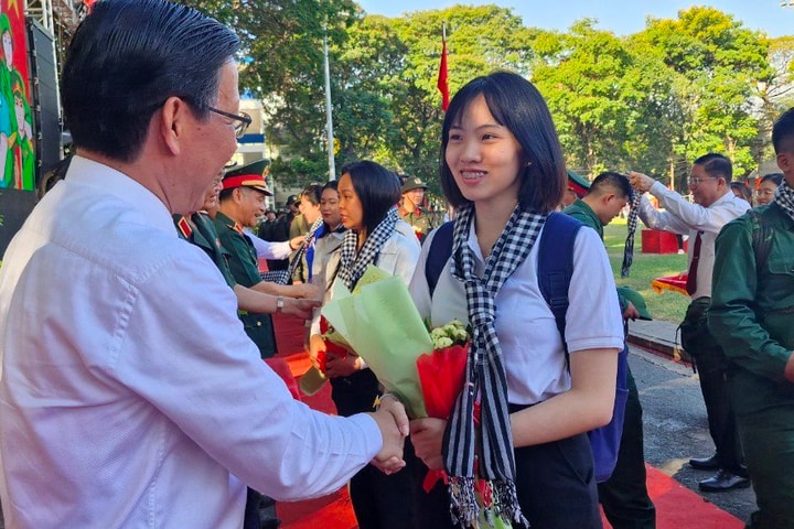 Hàng vạn thanh niên Nam Bộ hăng hái lên đường nhập ngũ