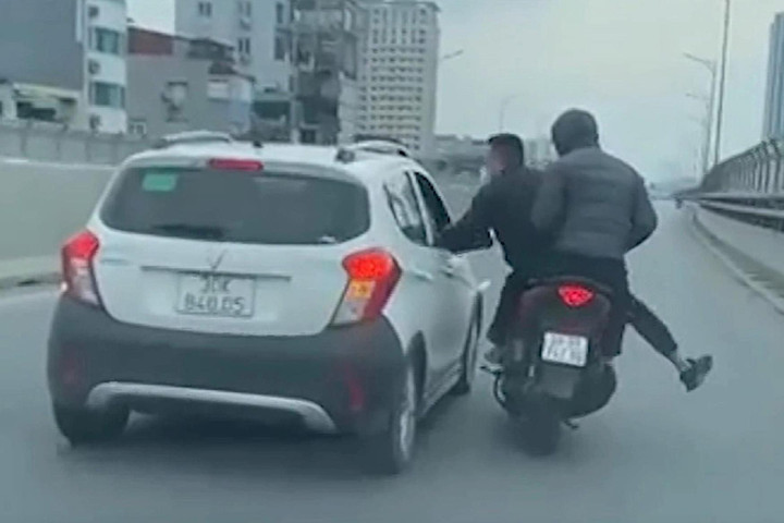 Hà Nội: Lời khai ban đầu của 2 thanh niên đi xe máy đe dọa đánh người trên Vành đai 2