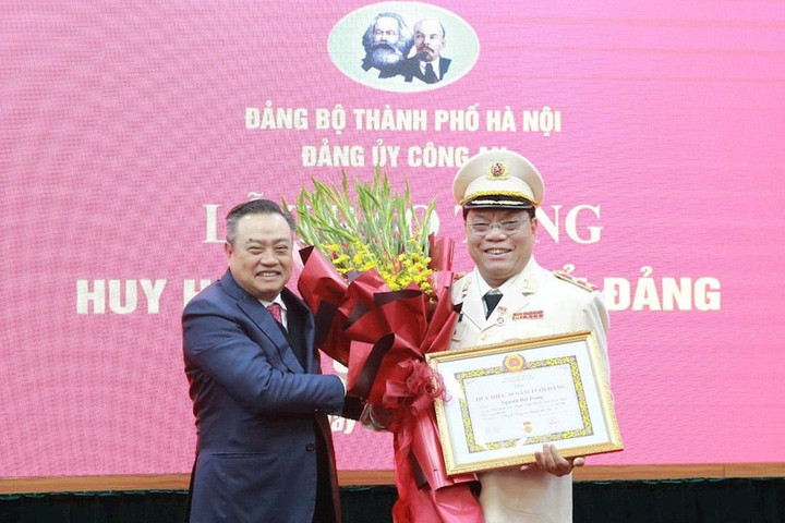 Giám đốc Công an thành phố Hà Nội vinh dự nhận Huy hiệu 30 năm tuổi Đảng