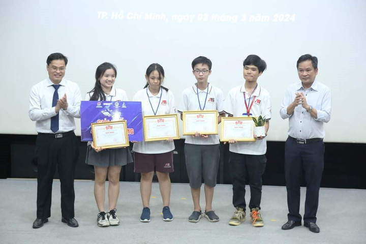 73 thí sinh, nhóm thí sinh đoạt giải cuộc thi “Giờ lập trình” năm 2024