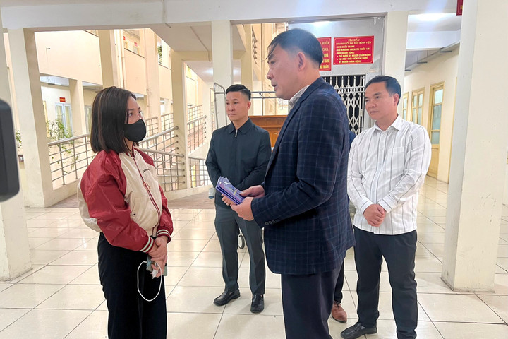 Chủ tịch UBND huyện Thường Tín Nguyễn Xuân Minh thăm nạn nhân vụ cháy tối 5-3