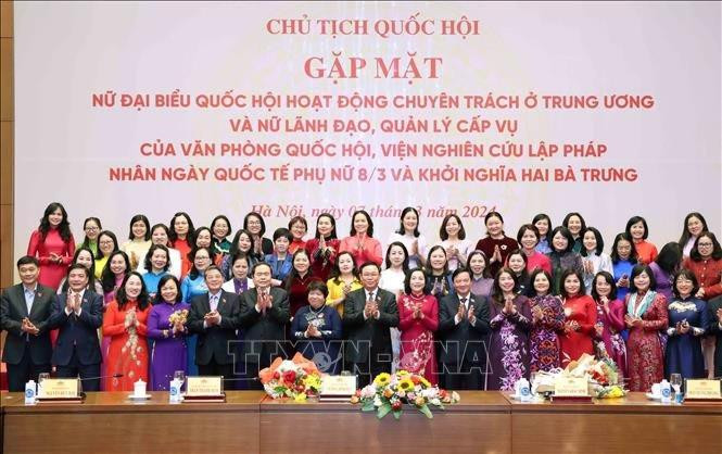 Chủ tịch Quốc hội Vương Đình Huệ gặp mặt các nữ đại biểu Quốc hội chuyên trách ở Trung ương
