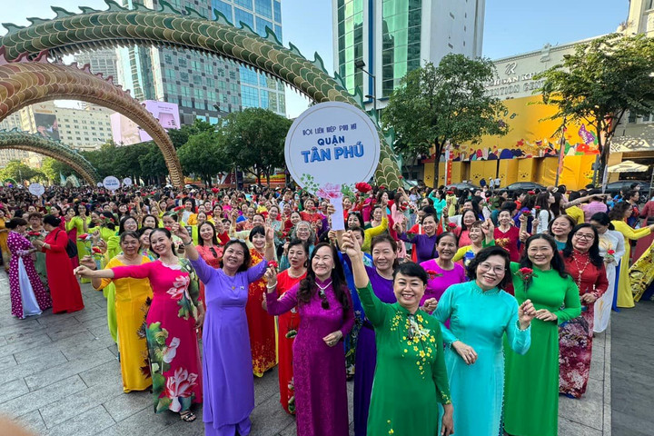 Kỷ lục mới về số người mặc áo dài đồng diễn trên Phố đi bộ Nguyễn Huệ