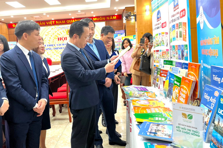 Hoàn thành giới thiệu sách giáo khoa mới lớp 5, 9, 12 tới hơn 55.000 giáo viên Hà Nội