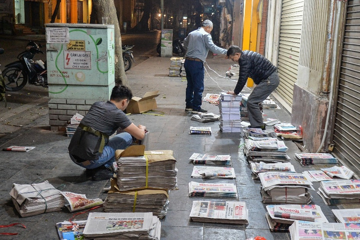 "Chợ báo giấy" độc nhất Hà Nội, họp từ tờ mờ sáng