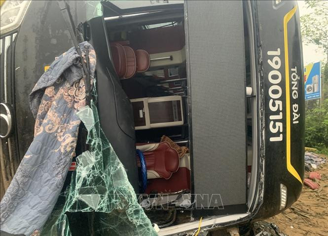 Quảng Trị: Lật xe khách, 13 người bị thương