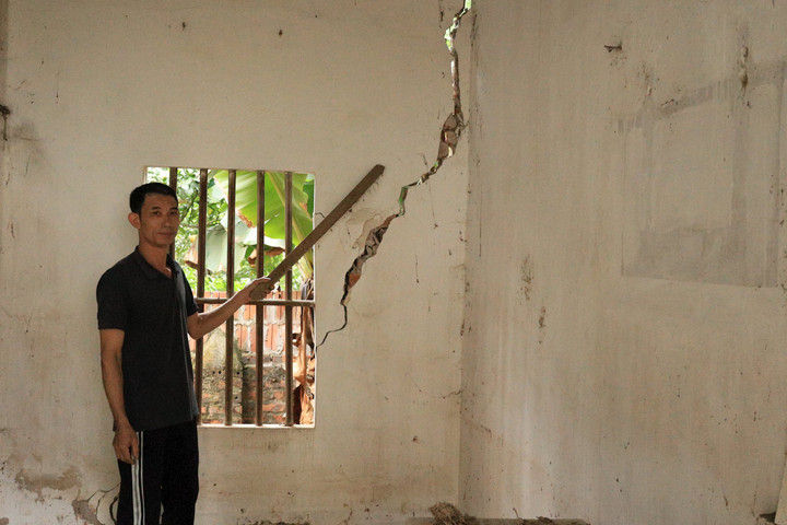 Sạt lở kè Phong Vân làm nhiều nhà dân ở huyện Ba Vì bị nứt