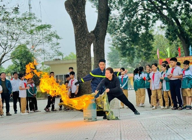 Hàng trăm lượt học sinh, sinh viên được tuyên truyền về các kỹ năng PCCC