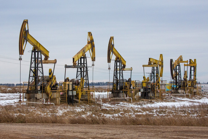 Giá dầu tăng do nguồn cung thắt chặt và rủi ro địa chính trị