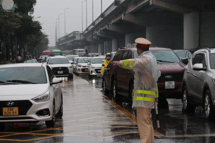 Nhiều tuyến đường Thủ đô ùn tắc trong mưa lớn