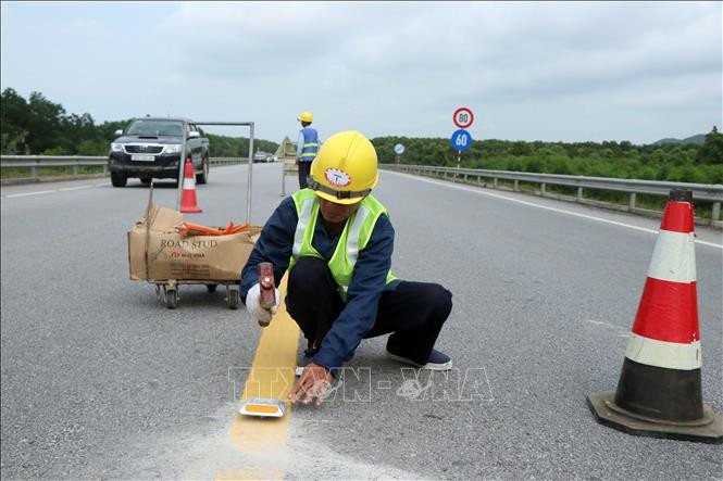 Khẩn trương lắp đặt bổ sung hệ thống an toàn trên cao tốc Cam Lộ - La Sơn