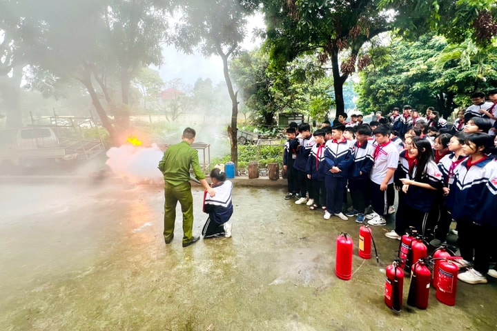 Đông Anh: Hơn 400 giáo viên, học sinh được trải nghiệm thực hành chữa cháy và cứu nạn, cứu hộ