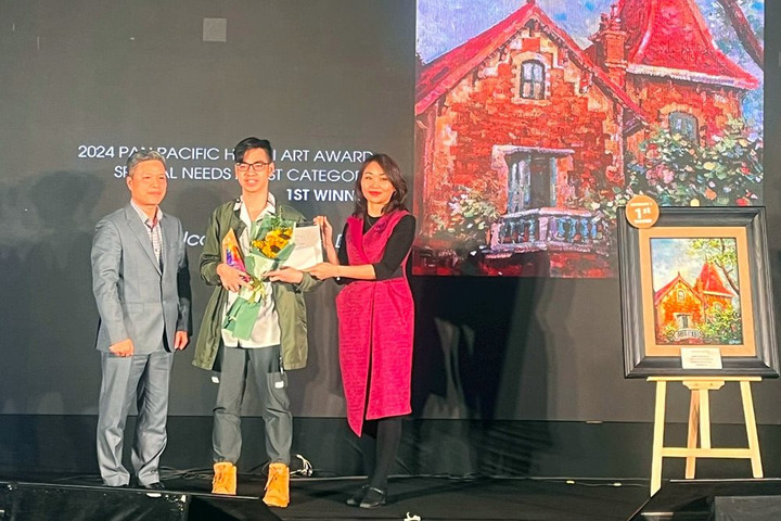 Họa sĩ khiếm thính Trần Nam Long giành giải Nhất cuộc thi “Sắc màu nguồn cội”