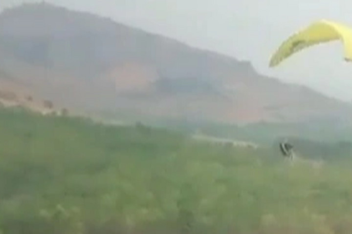 Một phi công tử vong khi bay dù lượn ở Kon Tum