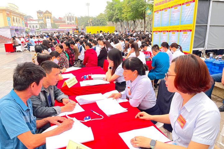 Gần 2.300 chỉ tiêu tuyển dụng tại phiên giao dịch việc làm thị xã Sơn Tây