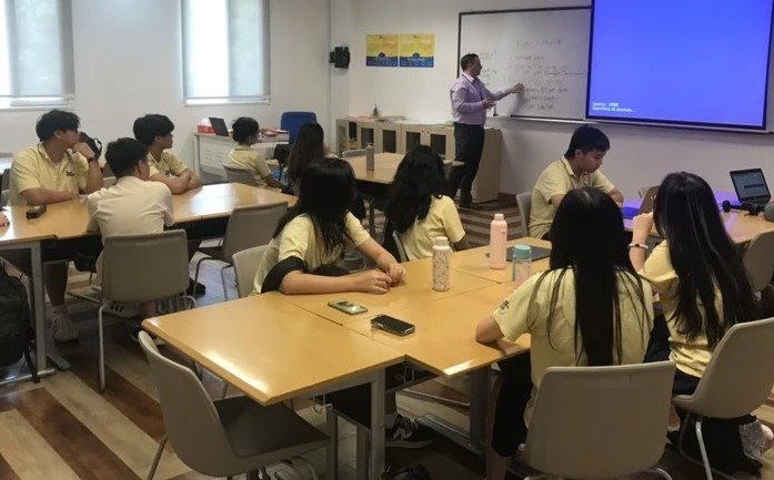 Học sinh nhiều khối lớp Trường Quốc tế Mỹ Việt Nam đi học trở lại
