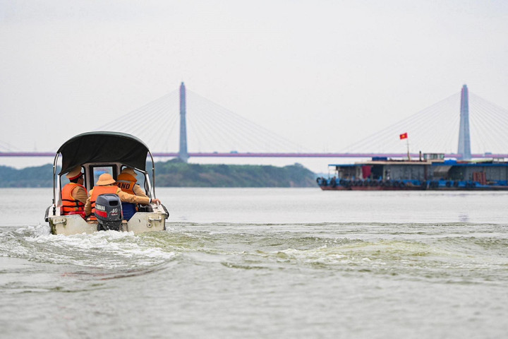 Hướng dẫn tàu thuyền trên sông Hồng tránh va vào mố cầu Long Biên, Vĩnh Tuy