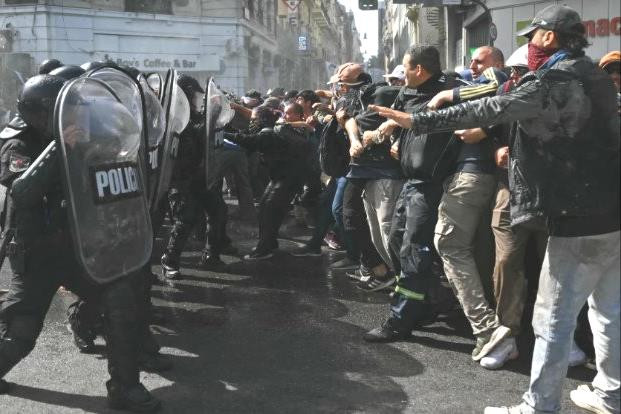 Biểu tình biến thành bạo lực tại Argentina, nhiều người bị bắt