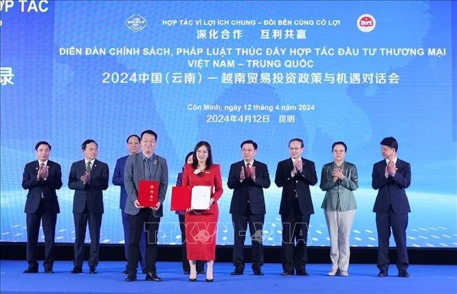 Chủ tịch Quốc hội Vương Đình Huệ dự Diễn đàn Chính sách pháp luật thúc đẩy hợp tác đầu tư, thương mại Việt Nam - Trung Quốc