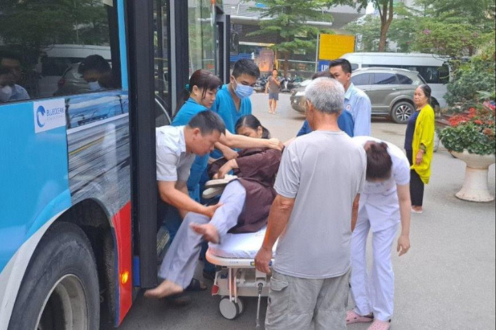 Nhân viên xe buýt sơ cứu kịp thời một hành khách bị ngất xỉu trên xe