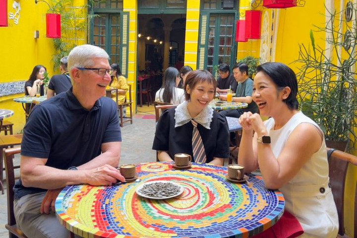 Giám đốc điều hành Apple Tim Cook chia sẻ hình ảnh trải nghiệm tại Hà Nội