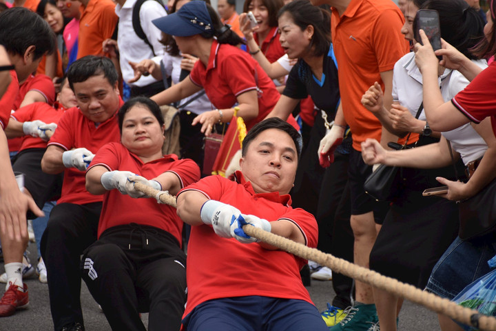 Gần 1.300 nhà giáo Hà Nội thi kéo co, khiêu vũ