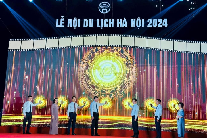 Đông du khách trong ngày khai mạc Lễ hội Du lịch Hà Nội 2024