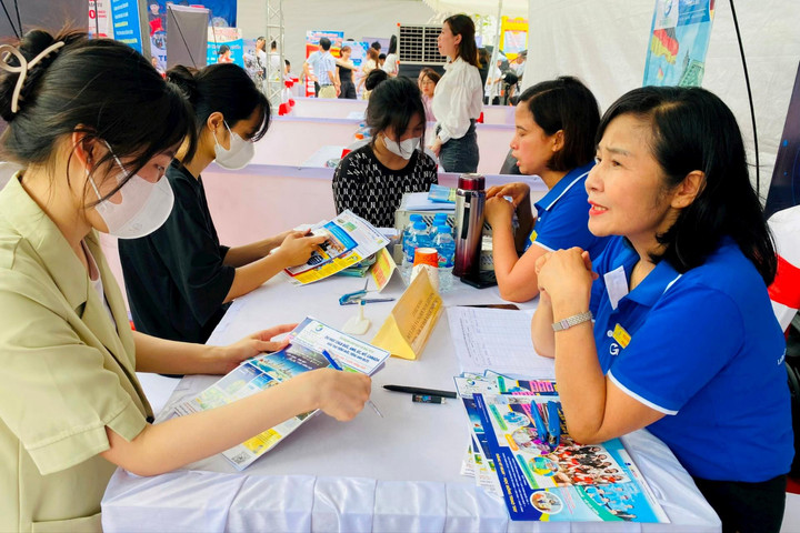 Gần 2.400 chỉ tiêu tuyển dụng, tuyển sinh tại Phiên giao dịch việc làm huyện Thạch Thất