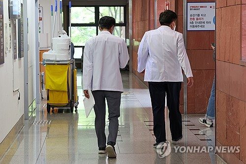 Hàn Quốc: Hai bệnh viện lớn ở Seoul đình chỉ phòng khám ngoại trú, phẫu thuật