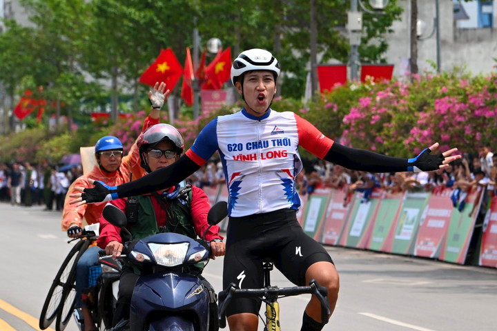 Nguyễn Minh Thiện giành Áo vàng chặng 3 cuộc đua xe đạp về Điện Biên Phủ