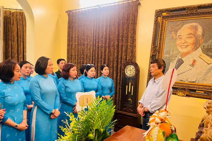 Phụ nữ Thủ đô dâng hương kỷ niệm 70 năm Chiến thắng Điện Biên Phủ