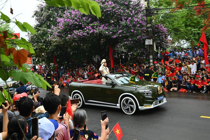 Người Việt tự hào với hình ảnh xe mui trần VinFast dẫn đoàn tại Lễ diễu binh