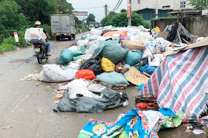 Tình trạng xả rác tùy tiện ở một số làng nghề của huyện Hoài Đức: Cần sớm có biện pháp khắc phục