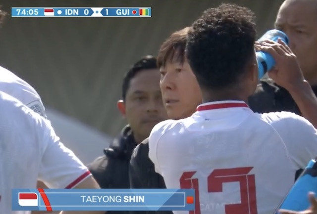 Vì sao HLV Shin Tae-yong nhận thẻ đỏ trong trận U23 Indonesia tan mộng Olympic?