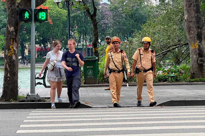 Tuyên truyền nâng cao ý thức người đi bộ qua đường ở Thủ đô Hà Nội