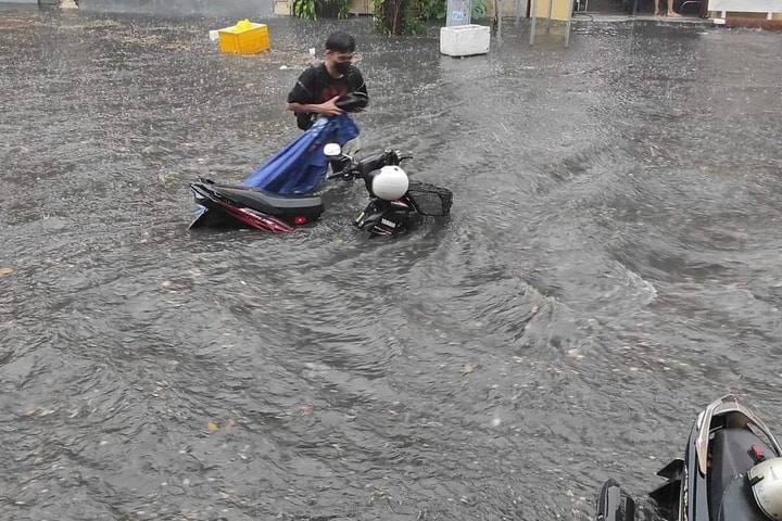 Vì sao chợ Thủ Đức vẫn ngập dù đã có cống tiêu thoát nước mới?