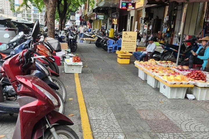 Quận 1, TP Hồ Chí Minh: Thu hơn 430 triệu đồng phí sử dụng vỉa hè sau 1 tuần