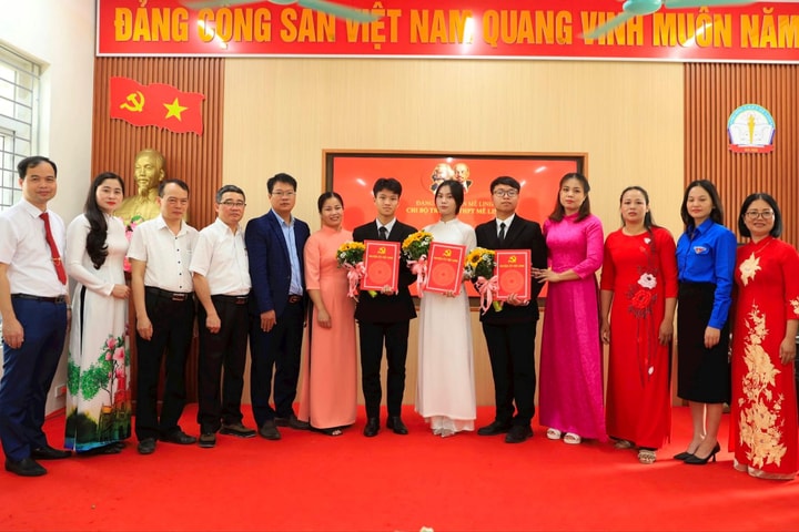 Mê Linh: 6 học sinh ưu tú vinh dự được kết nạp Đảng