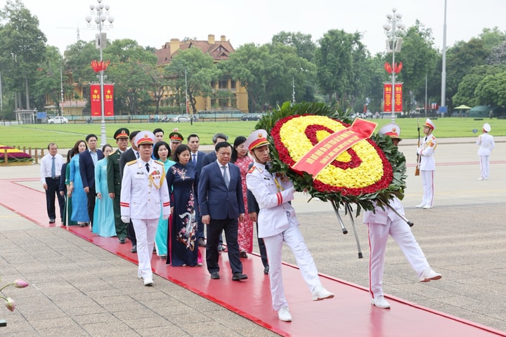 Lãnh đạo thành phố Hà Nội vào Lăng viếng Chủ tịch Hồ Chí Minh