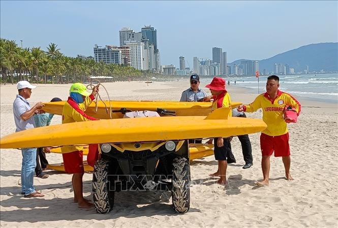 Nỗ lực tìm kiếm nam thanh niên mất tích vì sóng biển cuốn trôi ở Đà Nẵng