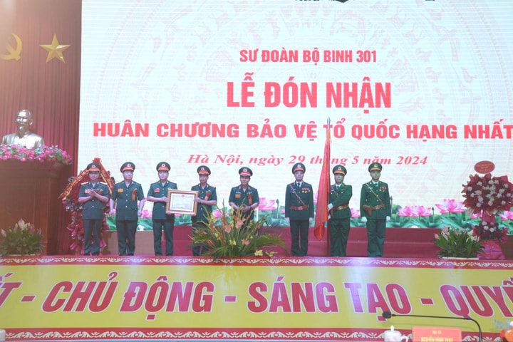 Sư đoàn 301 đón fv88 slot Huân chương Bảo vệ Tổ quốc hạng Nhất