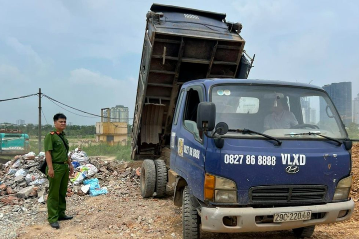 Xử lý nghiêm hành vi đổ phế thải “xâm hại” sông Hồng