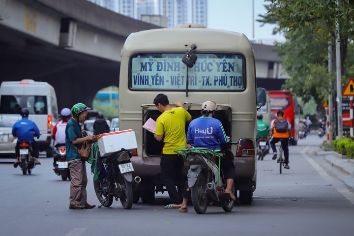 Hà Nội mở rộng phạt nguội để xử lý xe “dù”, bến “cóc”