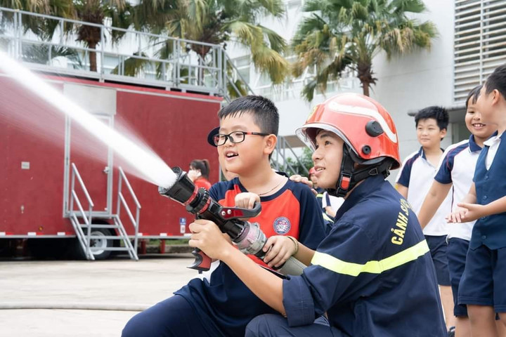 Thiếu nhi TP Hồ Chí Minh hào hứng trải nghiệm “Một ngày làm lính cứu hỏa”