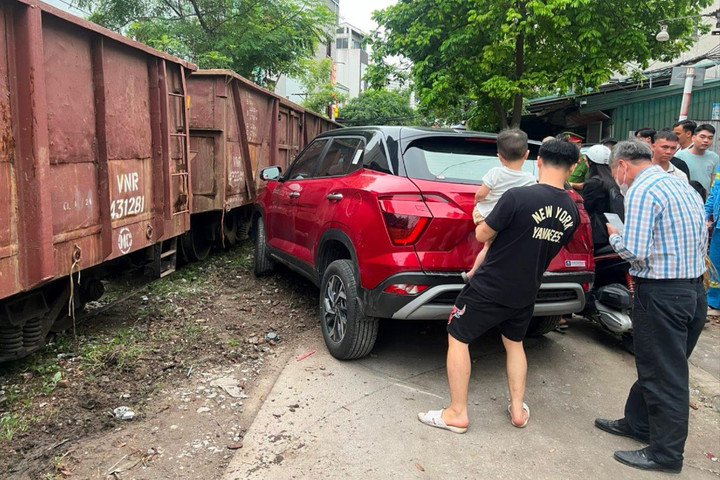 Hà Nội: Lái xe ô tô may mắn thoát chết khi va chạm với tàu hỏa