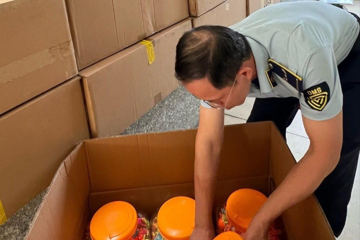 Hà Nội: Tạm giữ hơn 10.000 gói kẹo không rõ nguồn gốc tại ga Ngọc Hồi