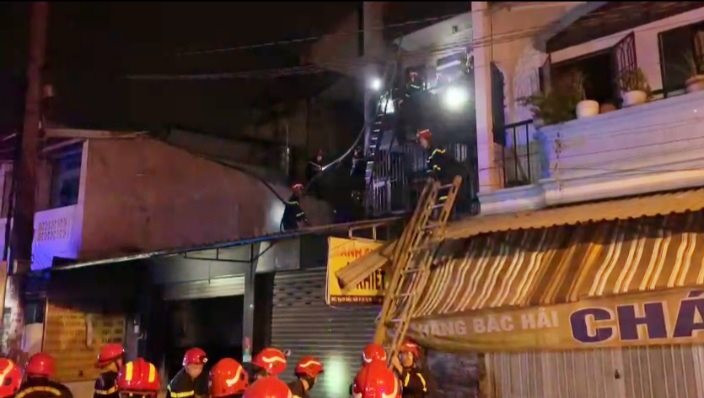 Thành phố Hồ Chí Minh: Cứu thoát 5 người trong căn nhà cháy giữa đêm