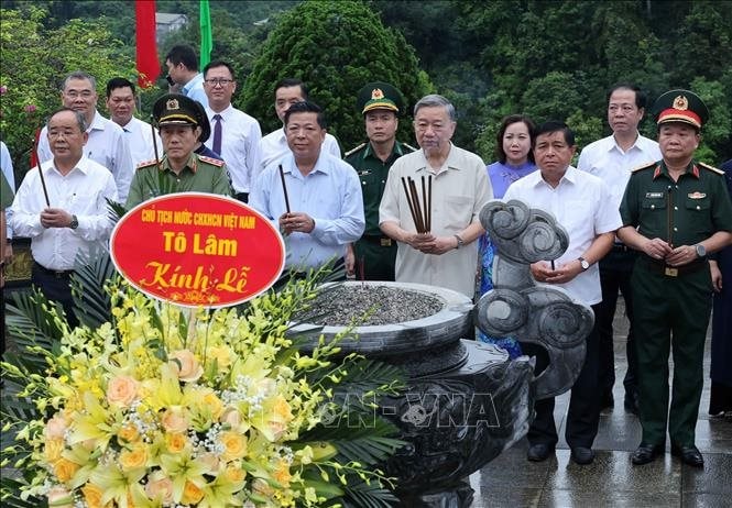 Chủ tịch nước Tô Lâm thăm và dâng hương tại Khu di tích quốc gia đặc biệt Pác Bó